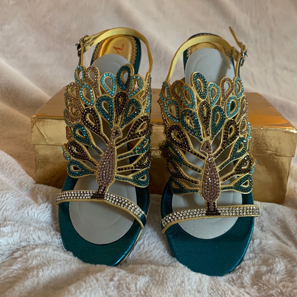 Sparkling crystal peacocks adorn these size 10, 3" heel sandals. 🦚